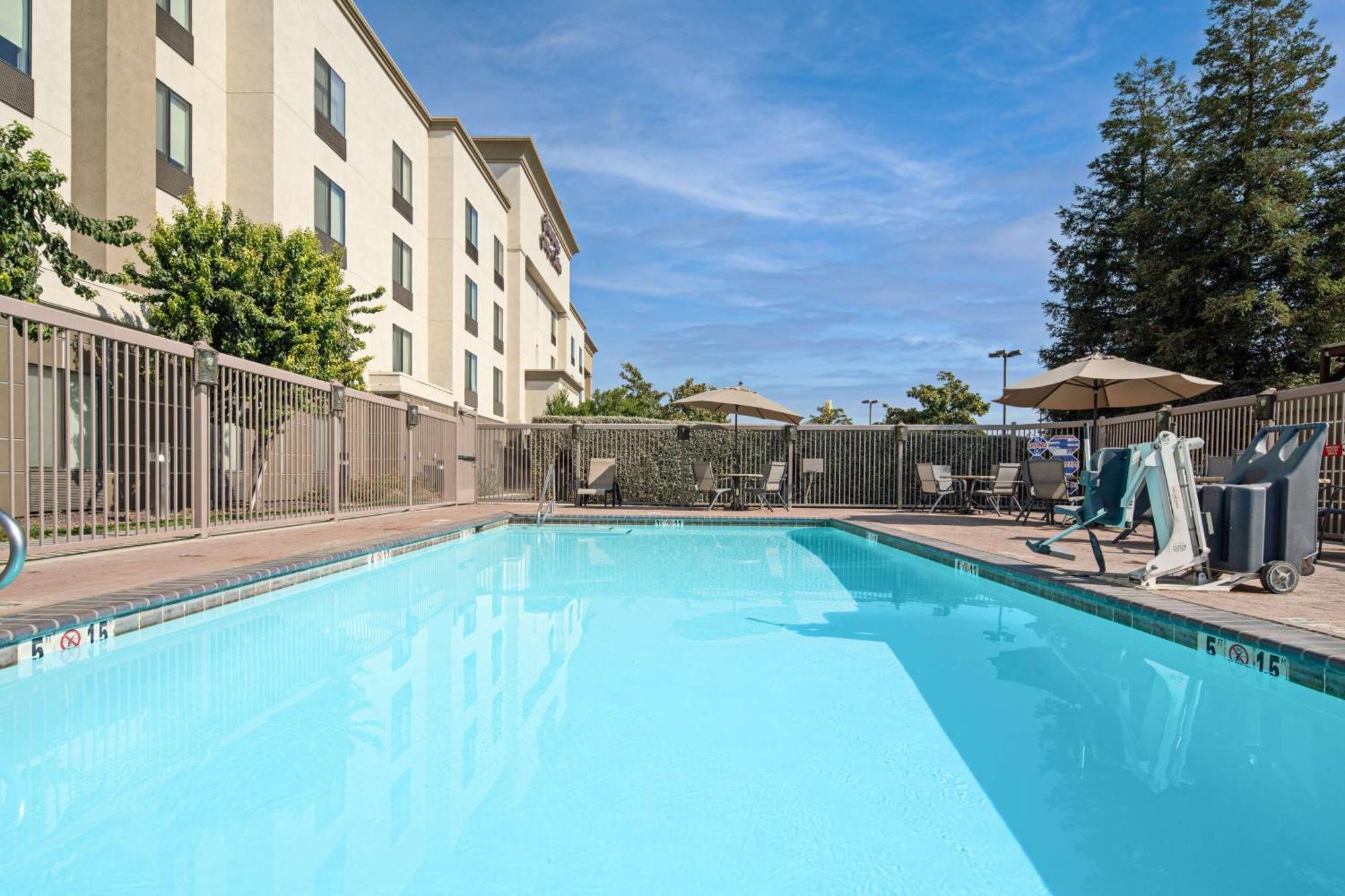 Hampton Inn And Suites Bakersfield / Highway 58 Eksteriør billede